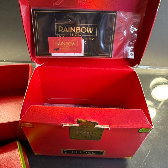 Rainbow High Mini Accessories Studio RED Crystal High Heels 👠 STRAP NEW - Picture 3 of 8
